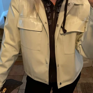 Snyggaste jackan!! - Sjukt snygg lack jacka!! Super snygg ju i vår och sommar!! Knappt använd. Den är ifrån Nelly 