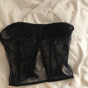 svart korsett  - köpte denna korsett från sellpy, men det är för stor för mig. (kan därför inte ta bilder hur den ser ut på)