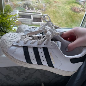 Adidas skor - Har använt ett par gånger, men länge sen. Går säkert att tvätta de och byta skosnören om man vill ha de finare. Inget trasigt. Frakten ingår i priset!!