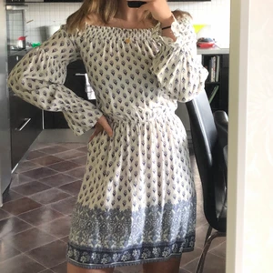 Klänning  - Söt klänning från Hollister! Perfekt till stranden🌞 jag säljer den för att den börjar bli för liten för mig! 