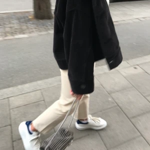 Zara jeans - Hej, jag säljer ett par hög midjade beigea zara jeans i storlek 34. Säljer de för 300kr ink spårbarfrakt.