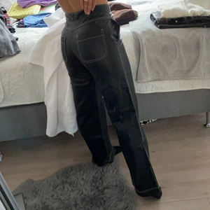 Läderbyxor - Säljer dessa asballa ”läder” byxor med vita detaljer. Sitter så snyggt på och passar någon som är ca 160-165 lång. Buda från 100kr ❤️