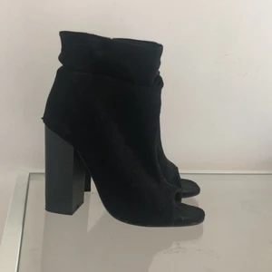 Svarta klackar - Svarta klackar i mocka med öppen tå. Från missguided. Som bild 3 visar så har det skavts bort lite färg på baksidan av ena klacken. Det är däremot inget jag tycker man tänker på när man har dem på. Köpare står för frakt.