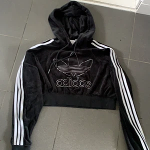 Adidas - Svart tröja från Adidas i velour som är kort modell. Nyskick.