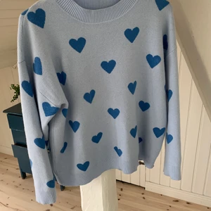 Tröja  - Fin tröja från shein! Väldigt mjukt och luftigt material, perfekt till sommaren. Knappt använd och är i storlek M men passar även S. 100kr + frakt💗