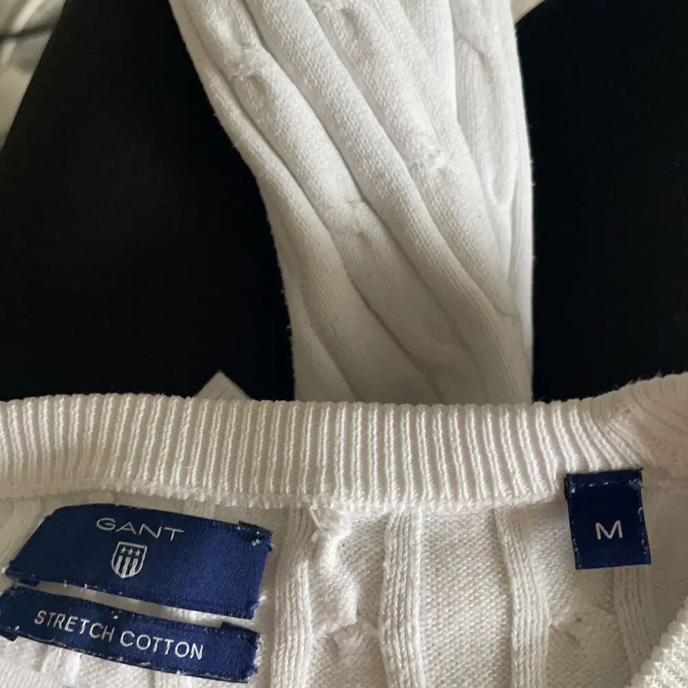Säljer denna gant tröja, den vita då jag inte använder den längre. Sjukt Fresh och skick definitivt 10/10. Väldigt sparsamt använd. St M men funkar sen s. Tröjor & Koftor.