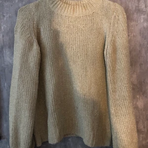 Beige stickad tröja - Otroligt vacker beige/naturvit stickad tröja från vero Moda. Tröjan har glitter i sig som reflekterar i olika ljus. Använd Max 5 gånger, som ny.