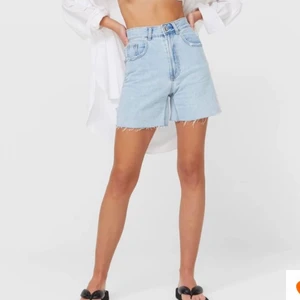 Blåa jeansshorts med slits - Helt oanvända!! Säljer pga att dom är lite för tighta i midjan 