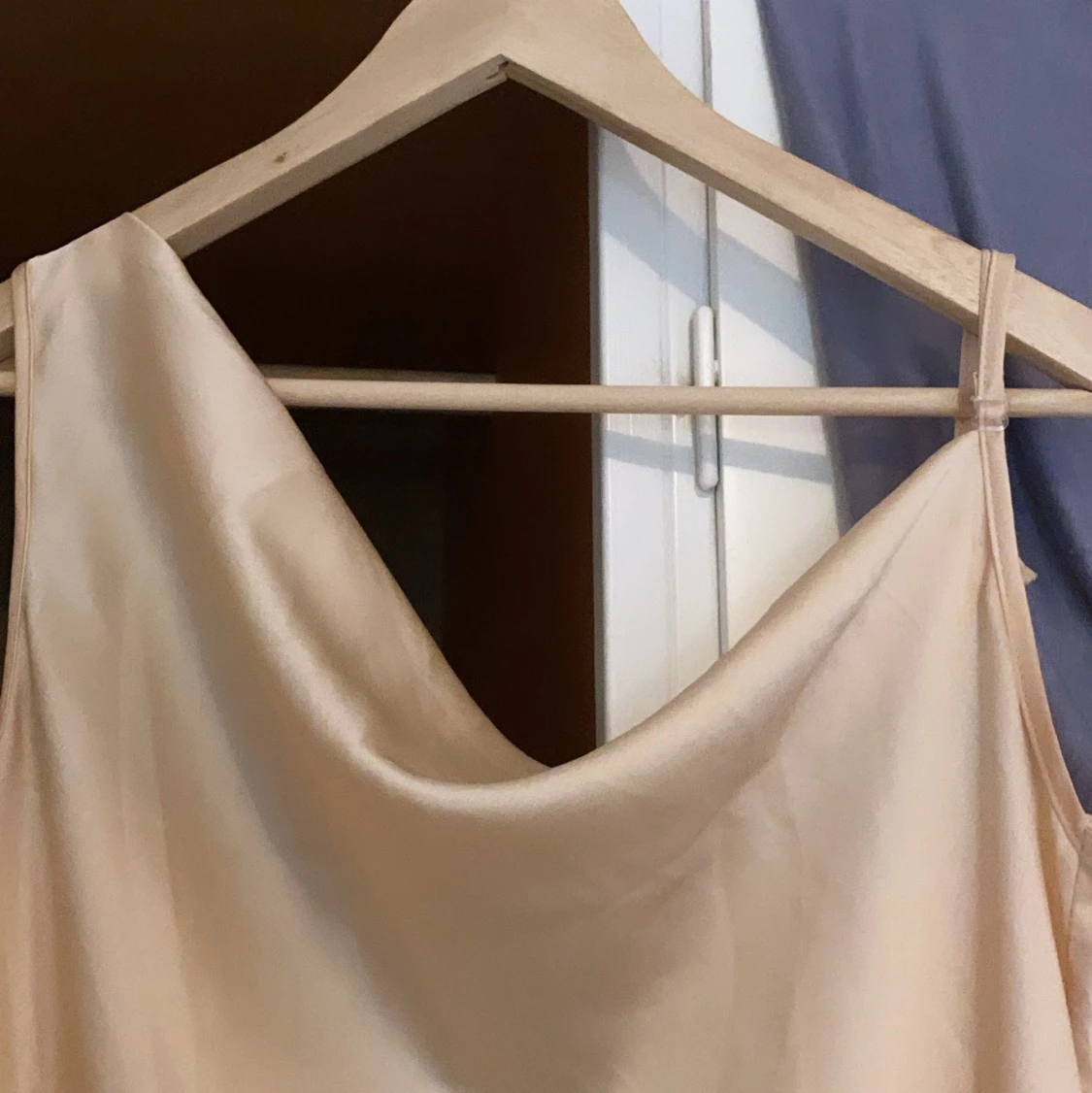 Satinklänning maxi peach färg  - 90