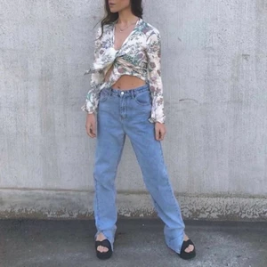 Jeans Boohoo - Säljer (tyvärr) dessa supersnygga jeans från Boohoo. Har bara haft på mig dem för att ta en bild, de är inte använda. Tyvärr lite väl långa/stora för mig (jag är 1.63). Jeanser har en liten ”slits” nertill. Stolek 36 och skulle säga att de är true to size, är vanligtvis en storlek 32/34. Ordinarie pris är 540kr 🌸 kan posta; priset är ex. frakt. 