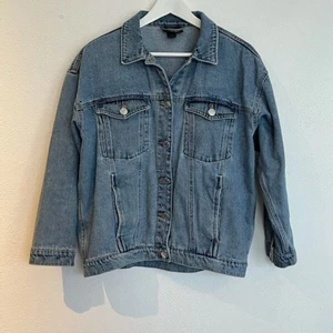 Monki jeansjacka - Perfekt till våren och för layering ⚡️En oversized look för en person som är runt xs-s, men kan nog passa någon som är en liten M. Köpte jeansjackan för ungefär ett år sedan på Monki i Malmö och knappt använd. Säljer pga att den är för liten. Frakt tillkommer🦕 Betalning sker via swish💖