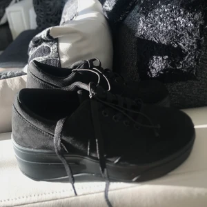 Höga svarta skor  - Helt nya skor,aldrig använda,säljes för att de blev fel storlek och går ej att returneras! Såklart så går priset att diskuteras och köpare står för frakt<33