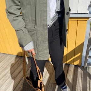 Militärjacka - Så snygg trendig militärgrön jacka!!! Köpt på zara och använt fåtal gånger (nyskick),😍😍😍kan skicka men köparen står för frakt!!! 💕💕Buda från 200kr HÖGSTA BUD: 250kr