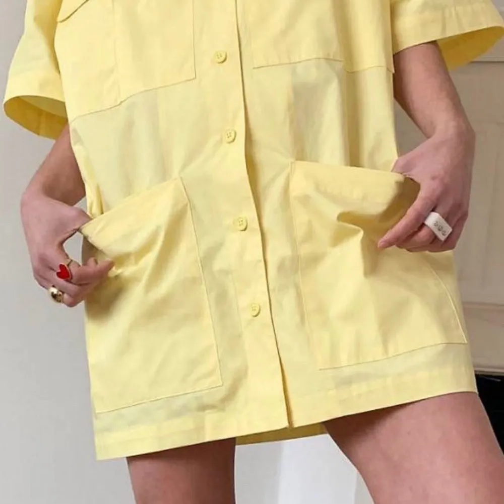 Säljer denna gula skjortklänningen, den är väldigt oversize på mig som är en XS vilket är riktigt snyggt! . Klänningar.