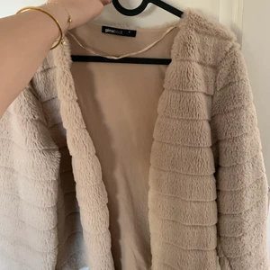 Pälsjacka  - Pälsjacka från Gina storlek S. Aldrig använd. Passar perfekt till våren. Väldigt mjuk
