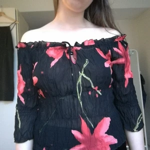 Blommig blus från Humana - Polyster-ish tyg? Man kan justera hur man vill att den ska sitta runt axlarna, se sönerna. Använde den flitigt ett tag men den är fortfarande i superskick ✨