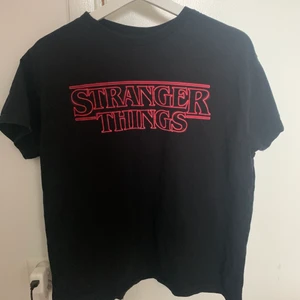 Stranger Things T-Shirt - Stranger Things T-shirt. Tröjan är nästan aldrig använd så den är i fint skick! Om ni har några frågor säg gärna till!