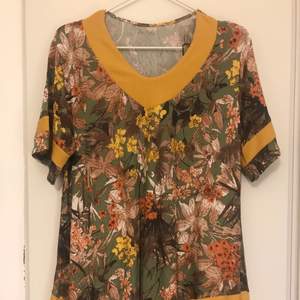 Like new asymmetric blouse with flower print. Great light material, perfect for summer. No tags found.