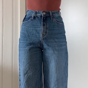 Raka jeans  - Ett par mörka, raka jeans från zara. Jag är 1.68 och dem slutar över ankeln på mig. 🐝🥰