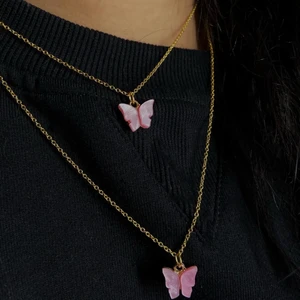 Halsband - Fjäril halsband i färgen rosa. Kostar 49kr. 