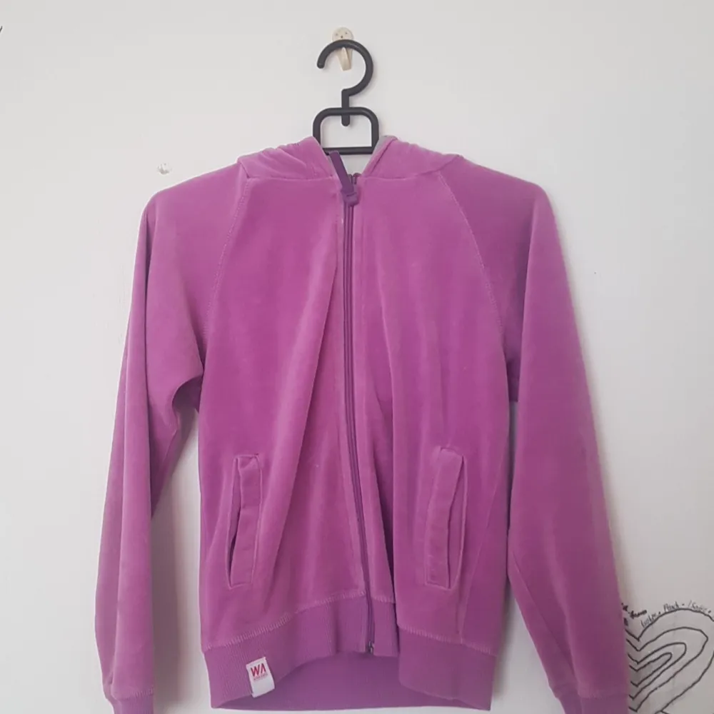 En lila zip up hoodie från Warp, storlek 134-140 men passar bra på en xs-s. Hoodies.