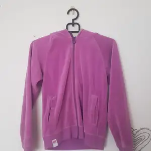 En lila zip up hoodie från Warp, storlek 134-140 men passar bra på en xs-s