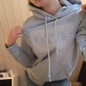 Ljusblå levi’s hoodie:) Skriv vid intresse! läs bio för fraktinfo!