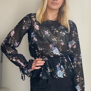 Blommig blus - Blommig mesch blus som är använd en del men i mycket fina skick och har inga defekter. I storlek XS-M