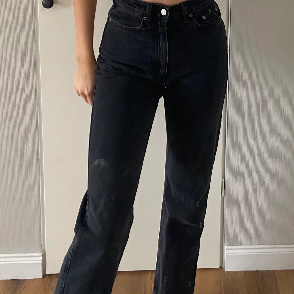 Svarta raka jeans från weekday i modellen rowe. Knappt använda. Nypris 500kr. Köparen står för frakten:). Jeans & Byxor.