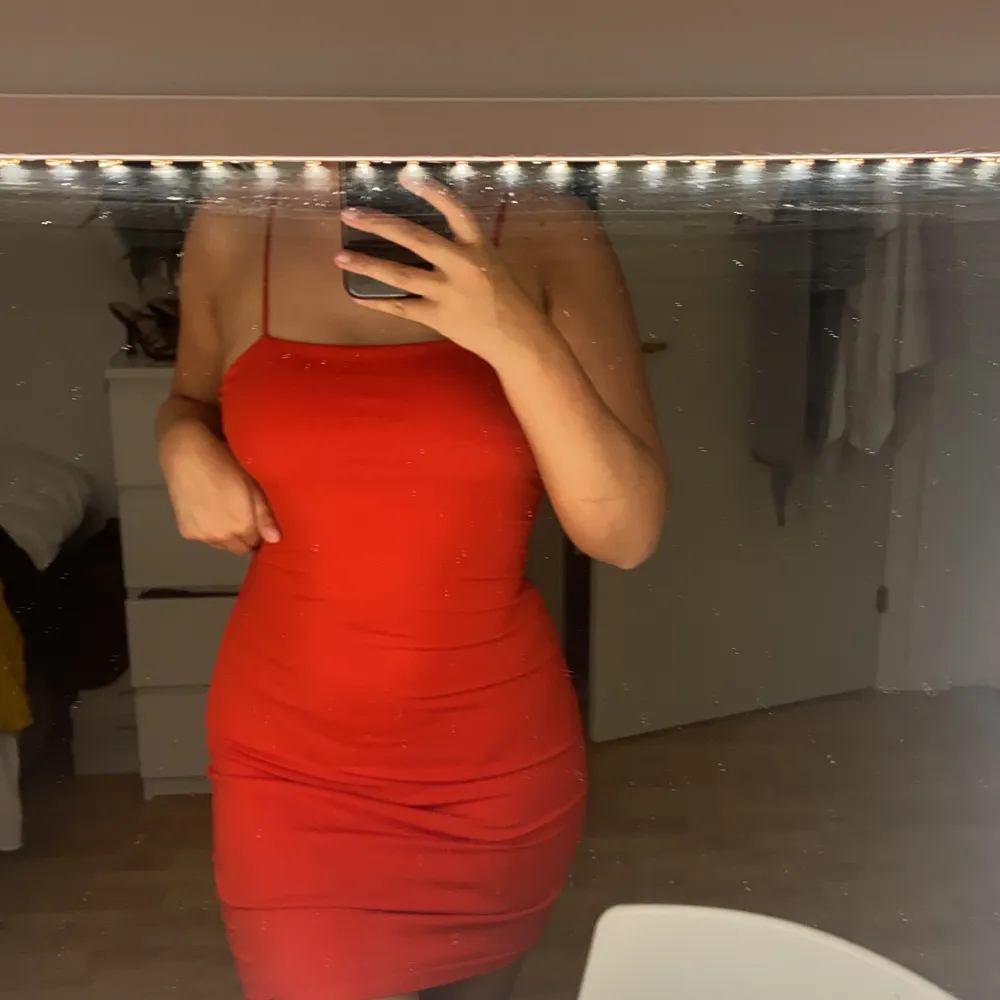 Säljer min röda klänning i storlek s, samma som den gröna innan fast en storlek större, dubbeltyg och sitter fint, aldrig använd, köparen står för frakt. Klänningar.