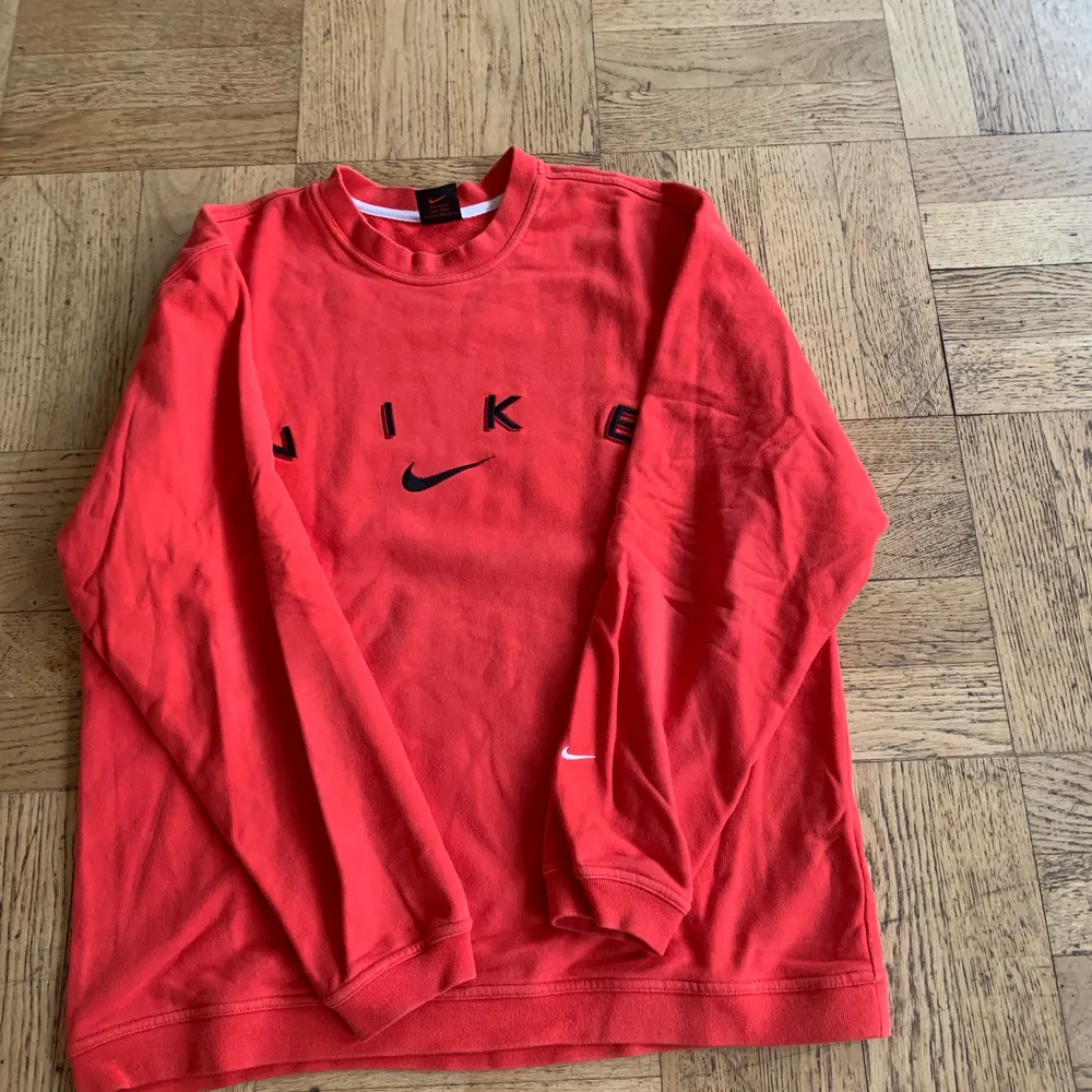 Nike vintage sweatshirt med nästan perfekt condition förutom att den är lite skrynklig . Hoodies.