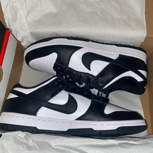 NIKE DUNK LOW RETRO - dunk low retro black and white helt oanvända (testade hemma bara ) köpt på sneaker point storlek 42 kvitto bevis finns