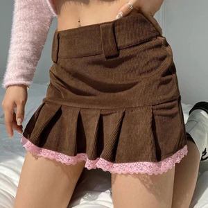 Kjol - Så sjuuukt fin kjol från Zaful! Aldrig använd då den tyvärr va för liten för mig. På lappen står det st M, men jag skulle säga att den är som en S/XS. Första bilden ger en väldigt rättvis bild av färgen. Säljer direkt för 190 kr + frakt, annars lägg bud! 🤎🤎 !!JAG GJORDE FEL NÄR JAG STÄLLDE IN PRIS FÖR BUDGIVNING, SÅ OM MAN VILL BUDA LÄGRE ÄN 180kr SKRIV I KOMMENTARERNA ISTÄLLET!!