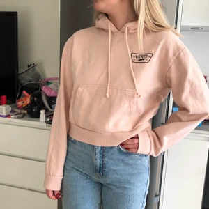 Vans hoodie  - Hoodie som är lite croppad från vans, skönt material på insidan. Använd men i bra skick!