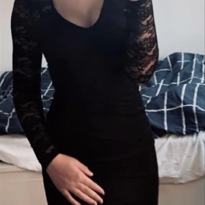 Spets klänning  - Spets klänning svart storlek XS. Använd 1 gång på fest.