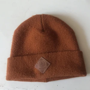 Mössa - En jätte fin brun/orange mössa som har andvänts ett tag men fortfarande i bra skick! Pris kan diskuteras 💕