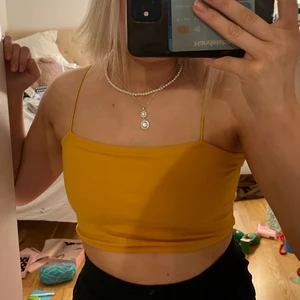 Gult linne NA-KD x Hannah licious  - Jätte fint slutsålt linne från nakd, använt ca 4-5 gånger så mycket fint skick. 