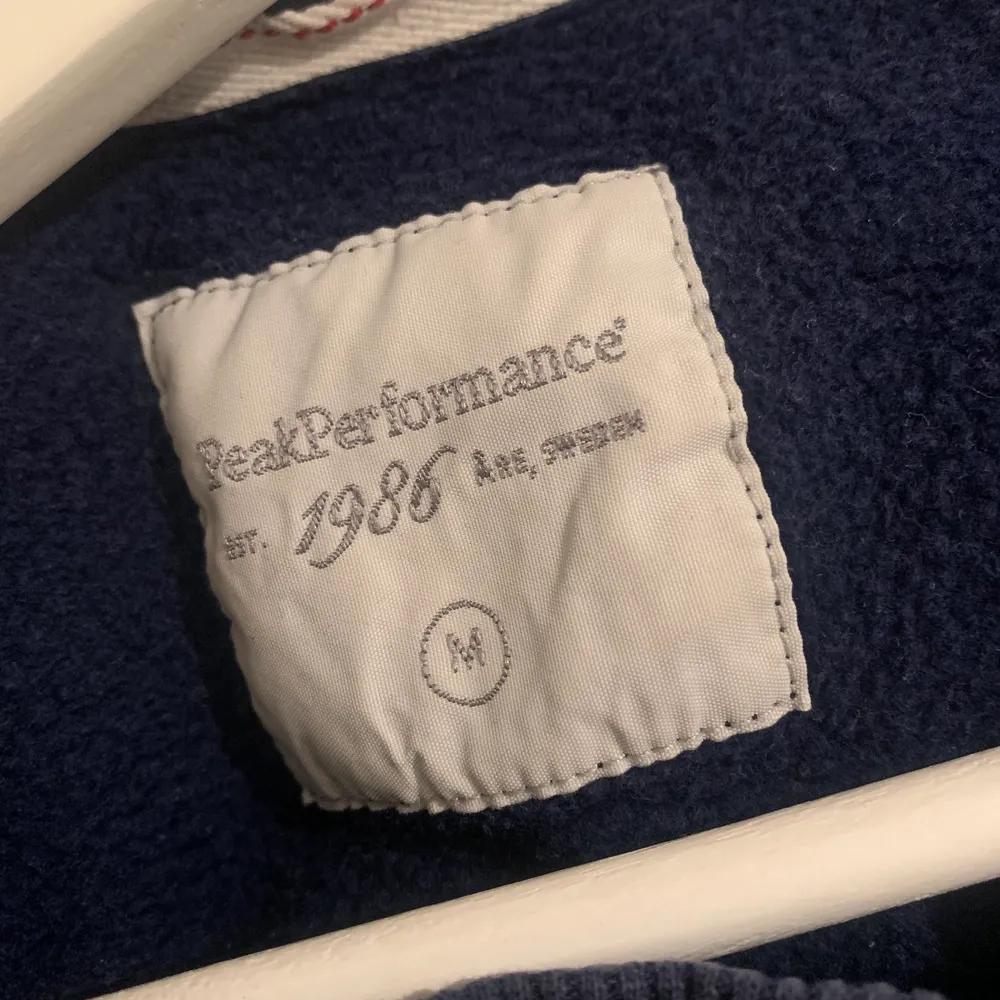 Blå sweatshirt från peak performance 💕säljer då den inte kommer till användning längre! . Hoodies.