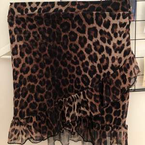 Leopardmönstrad kjol                                                Från boohoo