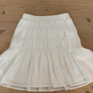 Nakd kjol strl 34 - En vit nakd kjol, använd väldigt få gånger. Säljer för att den är för lång på mig, är 157. Skriv om det är något mer ni vill veta eller mer bilder❤️❤️