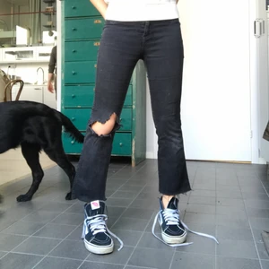 DR.DENIM jeans - Jättesnygga svarta DR.DENIM jeans💕🥰 i storlek    SX-S! Tycker mycket om den och är väldigt bekväma men är tyvär för små för mig. Köparen står för frakt. 📦