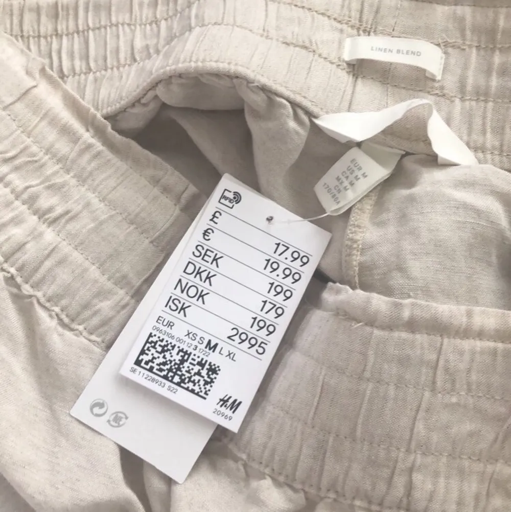 Säljer helt nya linne byxor från H&M i storlek M, slutsålda online 🥰 helt oanvända, prislapp finns kvar. Frakt tillkommer. Jeans & Byxor.