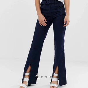 Marinblåa kostymbyxor  - Marinblåa kostymbyxor med slits framtill, från ASOS egna märke. Säljer då de tyvärr blivit för små. Strl 36. Köparen står för frakten