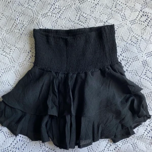 Volangkjol - Helt ny och därför oanvänd volangkjol från shein där den kostar 119kr, köparen står för frakt🤍