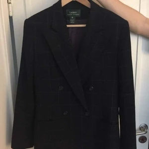 Unik blazer från Ralph Lauren i size M - Skräddad dubbelknäppt blazer från Ralph Lauren med spetsigt kavajslag, bröstficka, sidofickor och vadderade axlar. Färg: Navy med vitt mönster. Tillverkad i USA. Tidigt 90-tal i perfekt skick. Storlek: 10 – M. Material, yttre: Ull. Foder: Siden. Kontakta för fler bilder.