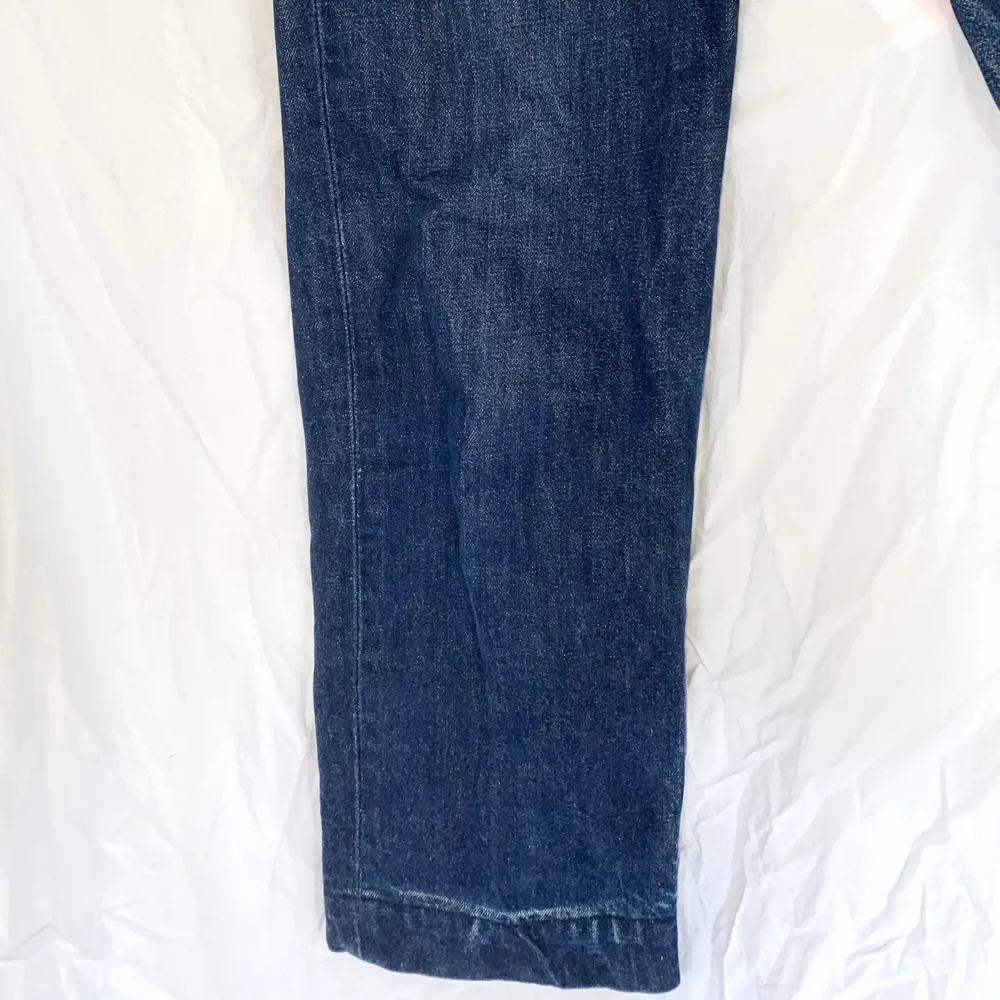 Levis jeans storlek w30 men passar xs. Rak modell och lite croppade. Kan skicka fler bilder vid behov. Ganska fint skick. Läs bio. Jeans & Byxor.