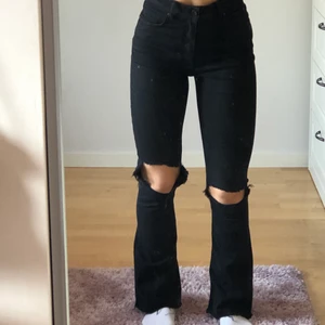 jeans - svarta bootcut jeans ifrån Gina. Några små fläckar på ena byxbenet men annars i bra skick.   