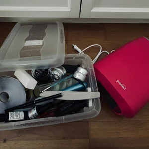 Nagelkit - Säljer ett nagelkit, köpte det sommaren 2019 men har endast använt det 5 gånger. Säljer eftersom det endast står hemma & inte inte används.  800kr för allt, men priset kan diskuteras vid snabb affär💅🏼  1 UV lampa  1 Buffer  1 Polygel kit (rosa)  2 nagelfilar  1 rulle med mallar 5 penslar  3 gel polish (nude pink, gul, svart) 1 glitter gel (silver)  1 Bulider gel (rosa)  1 bulider gel (transparant)  1 light milky pink gel  1 top gel 1 primer gel  1 nagelband klippare  1 puscher till nagelbanden  1 borste  1 burk med tippar, olika storlekar  1 stor flaska nail cleaner 1 liten flaska soak off remover  1 clean off solution (nästan slut)  1 elektrisk nagelfil med olika tippar (glapp i sladden, men fungerar i rätt läge) 