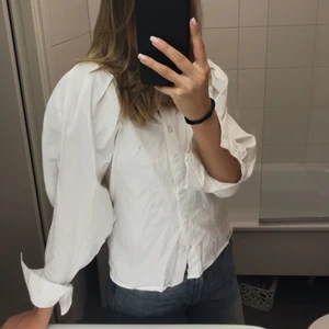 NAKD blus - Fin blus med puffärm från NAKD. Storlek XXS men jag har vanligtvis 36 och den passar mig. Kommer tyvärr inte till användning och säljs därav. Nypris 279kr