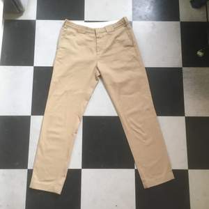 Arket Beige Chinos storlek 30. Fint skick. Klassiska chinos av bra kvalitet med skönt material. Kan skickas mot att köparen betalar frakt.